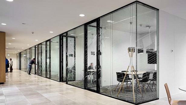 دکوراسیون مدرن دفاتر اداری با دیوایدرهای شیشه‌ای